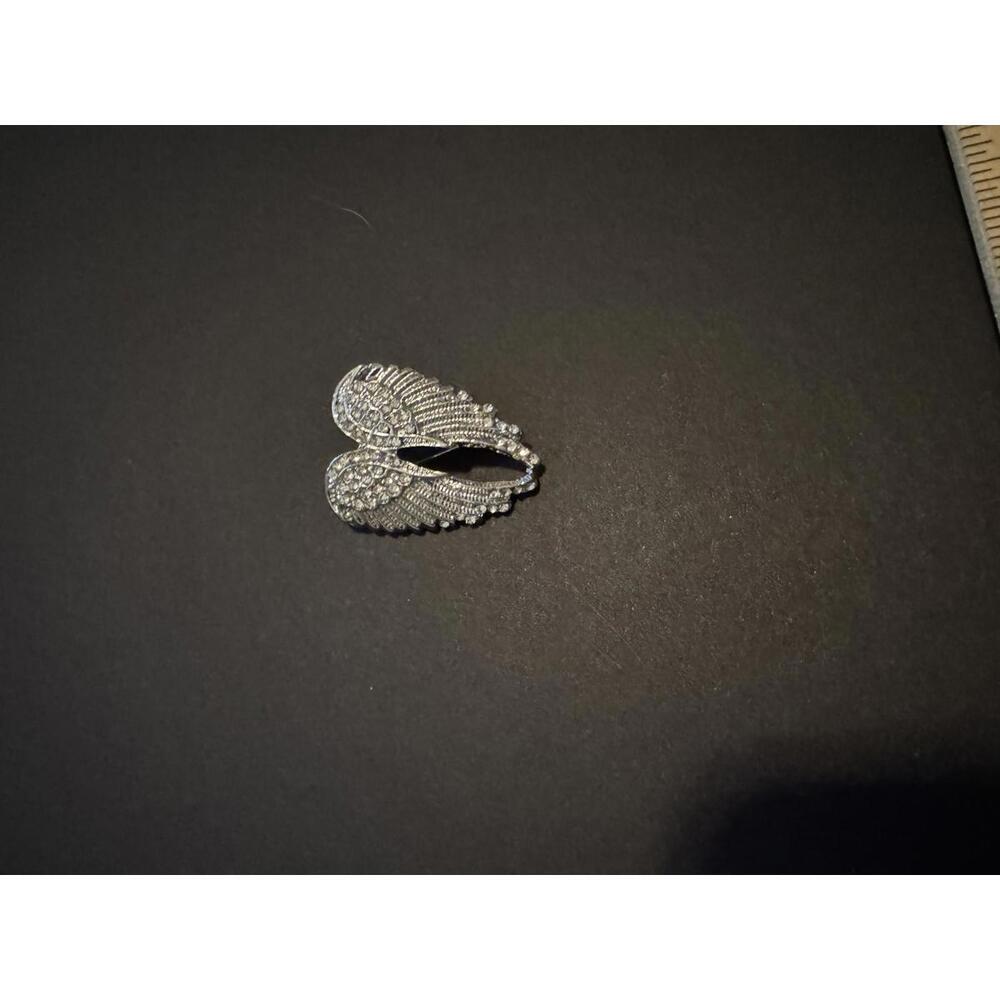 Angel Wings Heart Brooch - Silver Tone j-146